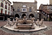 59 Piazza Vecchia con Fontana del Contarini e Palazzo della Ragione